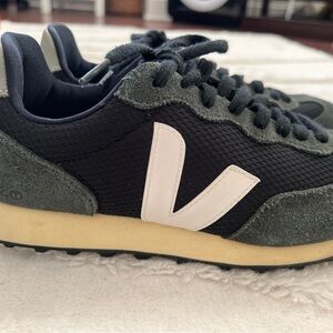 Vejas Casual Runner Sneakers with White V Logo